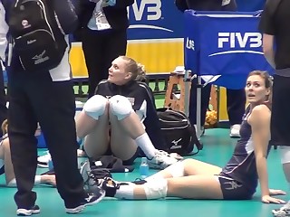Русские спортсменки сексуально разминаются во время матча