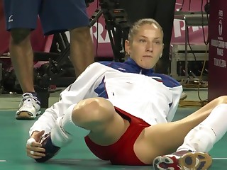 Русская волейболистка сексуально разминается во время игры
