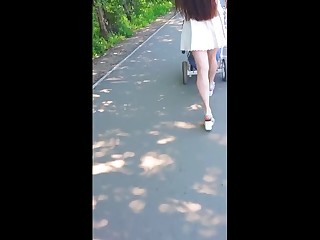 Девушка с коляской спалила попку под короткой юбкой
