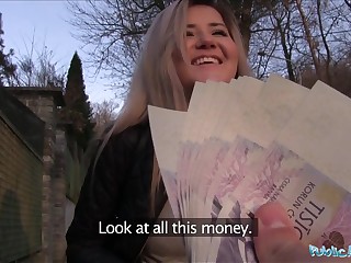 19 летняя туристка отдалась за деньги незнакомцу в машине